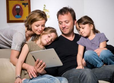 Famille lisant un livre personnalisé sur iPad Famille lisant un livre personnalisé sur iPad