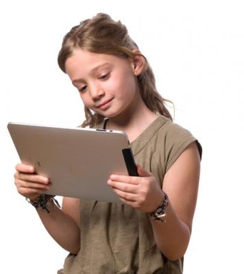 Enfant lisant un conte personnalisé sur ipad Enfant lisant un conte personnalisé sur ipad